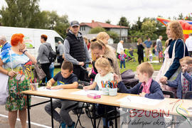 Dzieci skupione przy malowaniu prac plastycznych. Wok&oacute;ł dużo dorosłych.