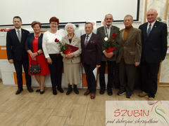 Wyr&oacute;żnieni medalami Wolontariusz Roku Gminy Szubin 2022 wraz z najbliższymi i VIPami
