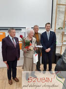 Seniorka wyr&oacute;żniona medalem w towarzystwie Przewodniczącego Rady Senior&oacute;w Gminy Szubin i Burmistrzem Szubina.