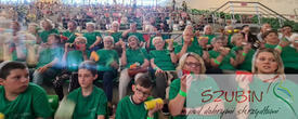 Reprezentanci Gminy Szubin podczas wydarzenia, wyr&oacute;żniają ich koszulki z zielonym kolorze.