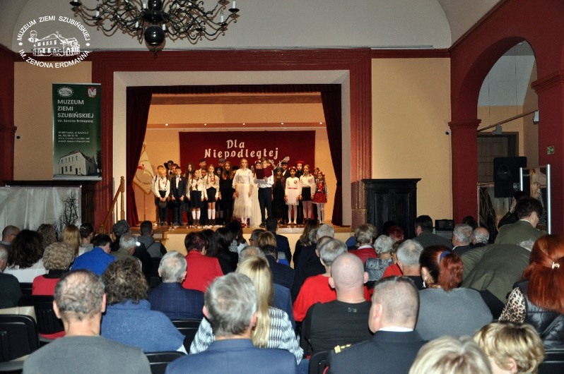Wieczornica patriotyczna w wykonaniu społeczność Szkoły Podstawowej w Turze